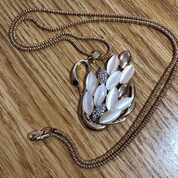 SWAN PENDANT NECKLACE NWOT - Picture 2 of 4